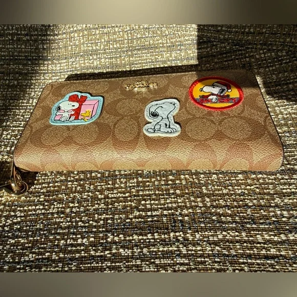 Coach x Peanuts Snoopy Patches Zip Around Accordion Wallet Wristlet - Picture 3 of 16